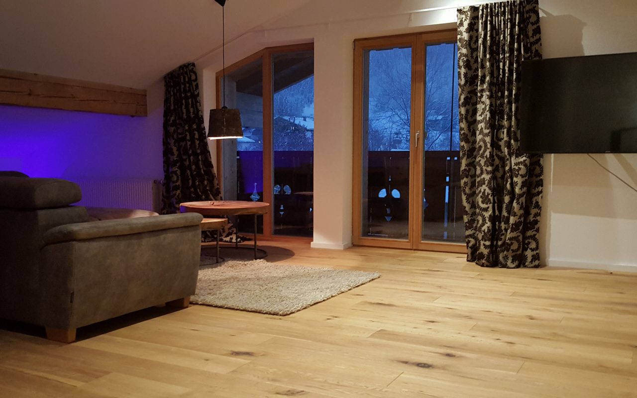 Alpenchalet-Vils-Tirol Chalet Edelweiss Loft Wohnzimmer 2