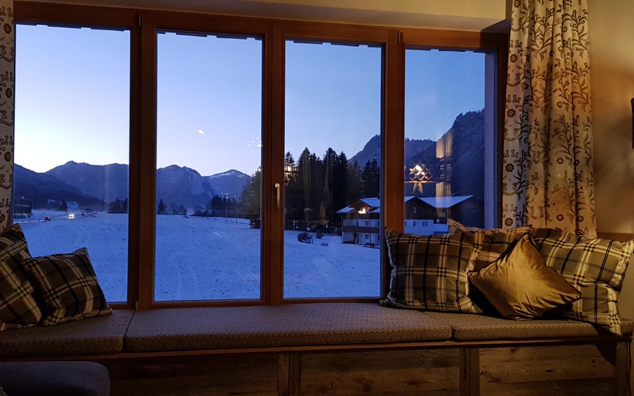 Alpenchalet-Vils-Tirol Chalet Gams Wohnzimmer Blick Richtung Westen Winter