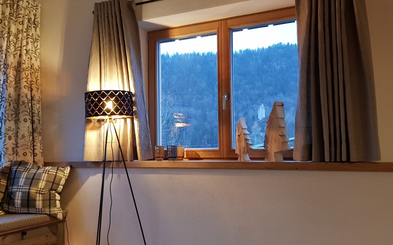 Alpenchalet-Vils-Tirol Chalet Gams Wohnzimmer Blick Richtung Norden